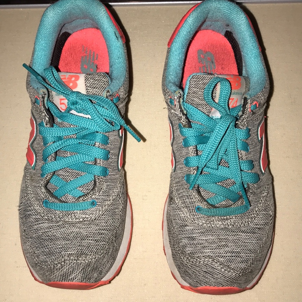 Tennis shoes